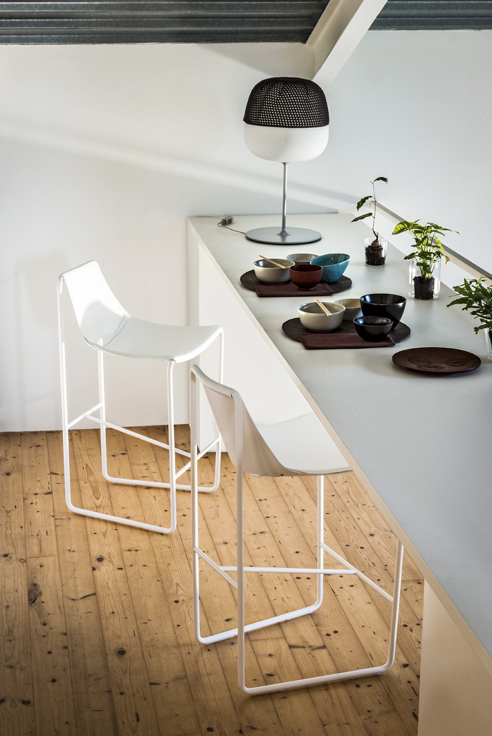 Apelle stool in white hide with white metal legs