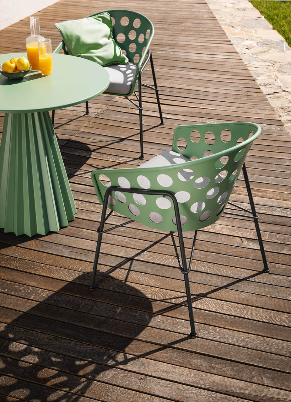 Poltrona outdoor Bolle in metallo verde chiaro, design Paola Navone