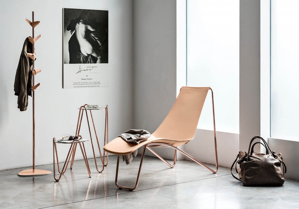 Apelle Design chaise longue avec structure en métal fini or rose et assise en cuir rose