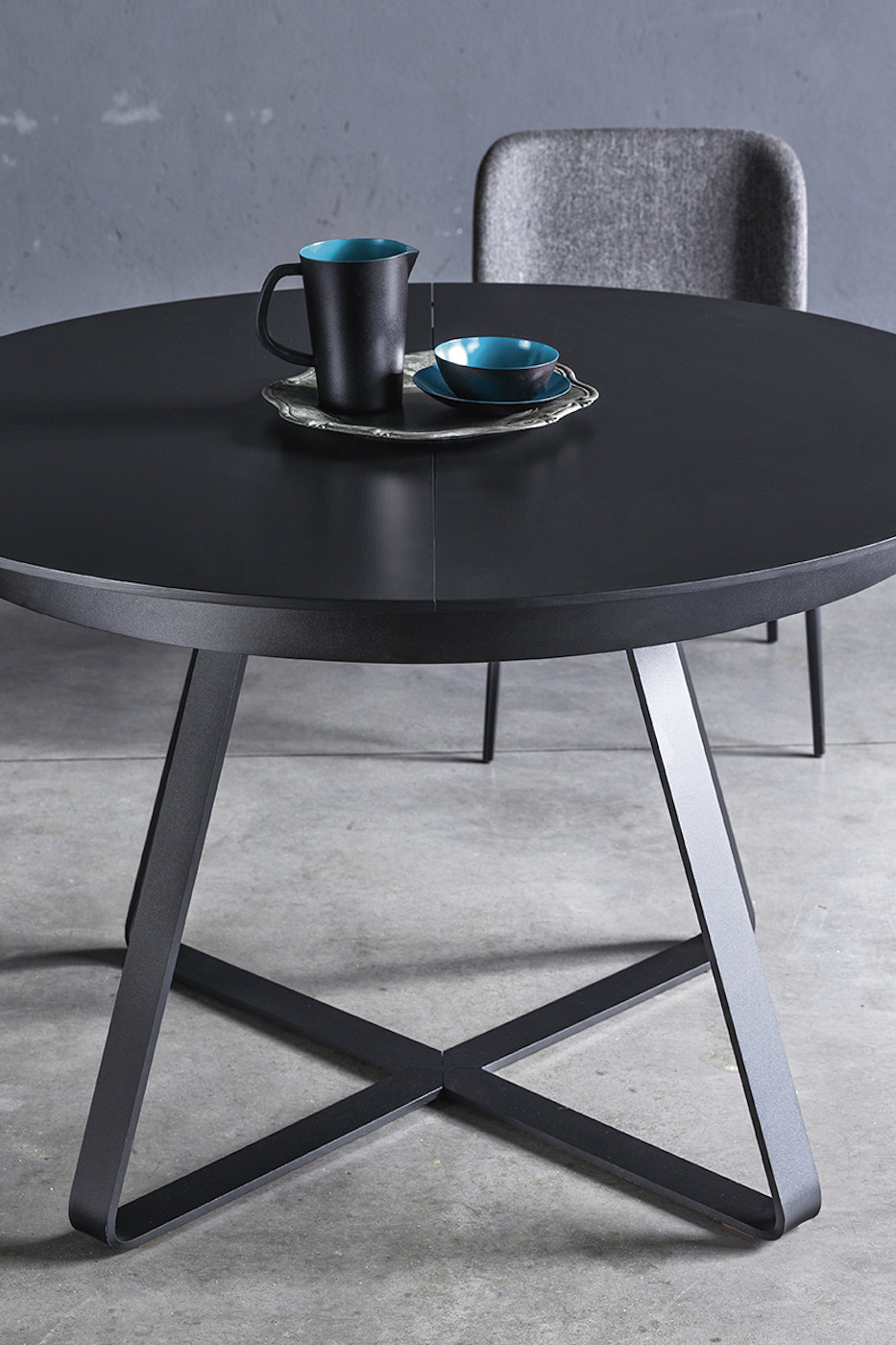 Detail of the black wooden top of the Paul table in the round version