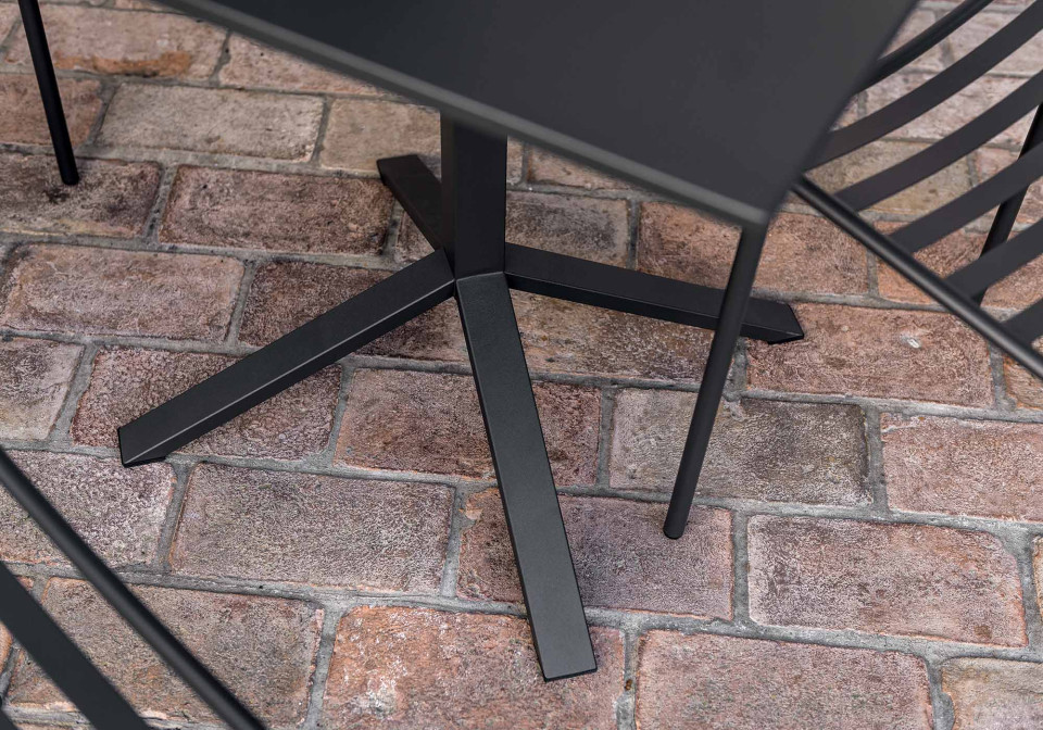 PArticolare del tavolino da bar mod. Square in metallo nero